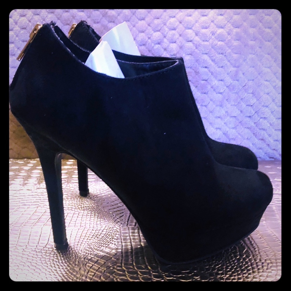 Black JLO pumps